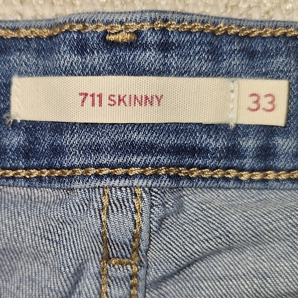 Levis Women's 711 Skinny Jean, Medium Wash, Mid Rise, Freyed Hem Size 33 - Picture 10 of 13